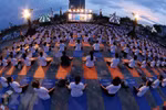 Over 1,200 people join yoga performance in Da Nang city 