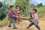 The simple joy of children in mountainous northwestern region