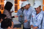 Workers complete procedures to go abroad. (Photo: VNA)