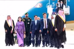 Prime Minister Pham Minh Chinh, his spouse and the high-ranking delegation of Vietnam arrive at the King Khalid International Airport in Riyadh on October 29 afternoon. (Photo: VNA)