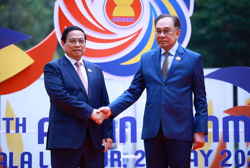 Malaysian Prime Minister Anwar Ibrahim (R) welcomes Prime Minister Pham Minh Chinh. (Photo: VNA)