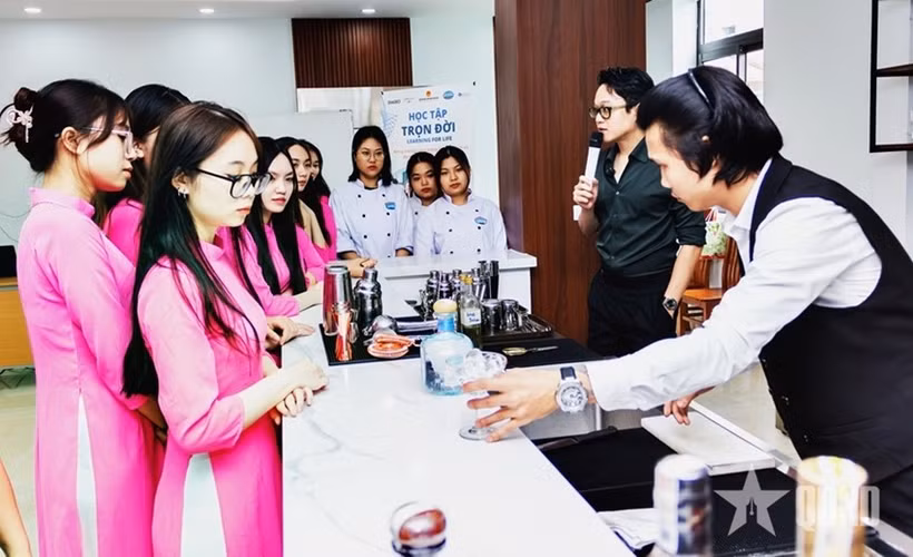 Students of Hanoi Tourism College practice bartending. (Photo: qdnd.vn)