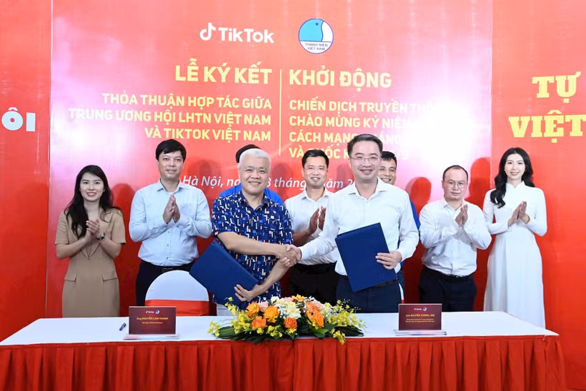 Representatives from the Central Committee of the Vietnam Youth Federation and TikTok Vietnam at the signing ceremony of cooperation agreement for the 2025-2029 period. (Photo: hanoimoi.vn)