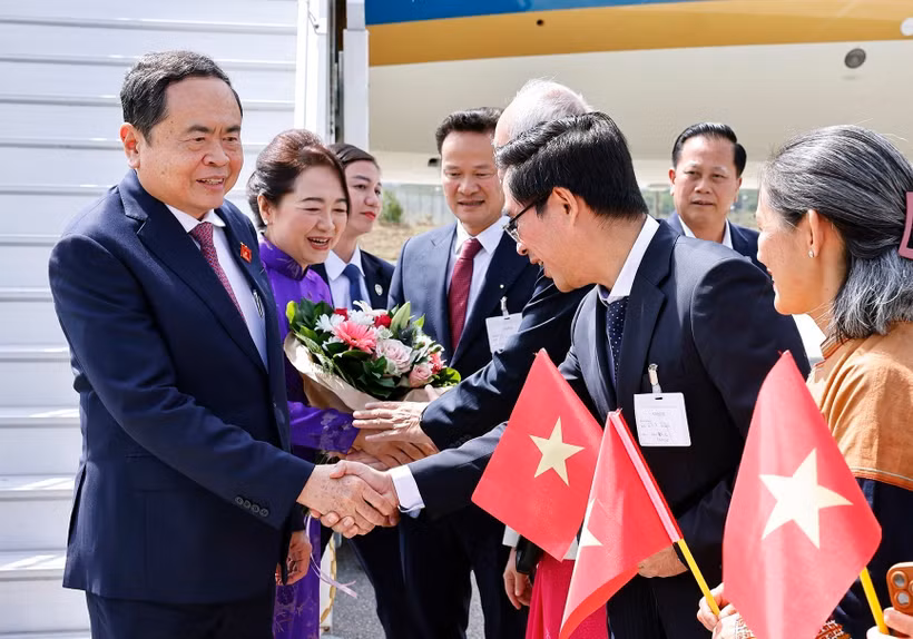 National Assembly Chairman Tran Thanh Man, his spouse Nguyen Thi Thanh Nga, and a high-ranking Vietnamese delegation are welcomed at Geneva international airport, Switzerland on July 27 afternoon (local time). (Photo: VNA)