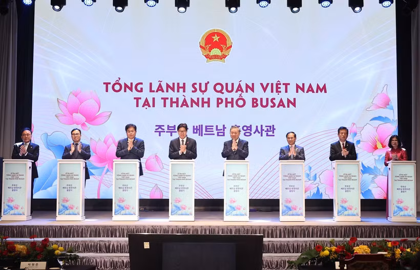 Party General Secretary To Lam (4th from right) at the inauguration ceremony of the Consulate General of Vietnam in Busan (Photo: VNA)