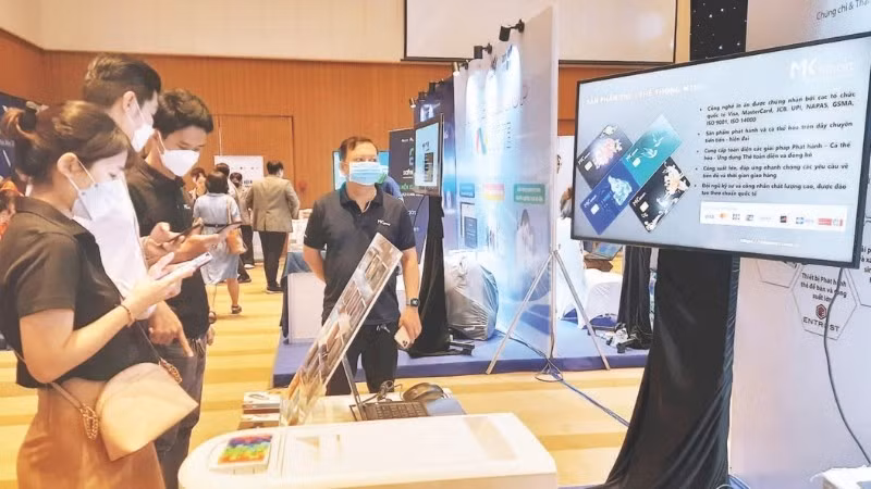 Digital transformation solutions are displayed in Ho Chi Minh City in response to National Digital Transformation Day. (Photo: nhandan.vn) 