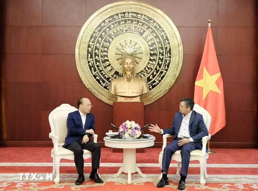 Vietnamese Ambassador to China Pham Thanh Binh (right) and Vice Chairman of the Guangxi Zhuang Autonomous Region. (Photo: VNA)