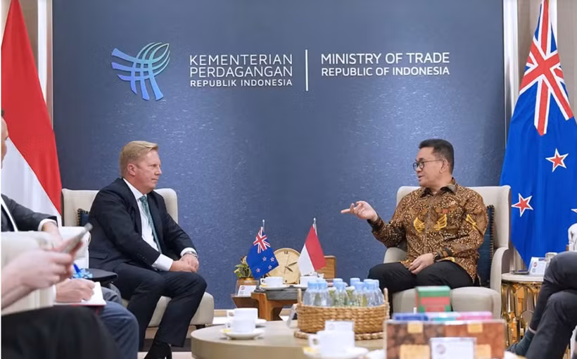 Minister of Trade, Budi Santoso (right), and New Zealand Minister of Trade and Investment, Todd Michael McClay (left), during a bilateral meeting in Jakarta on August 7. (Photo: ANTARA)