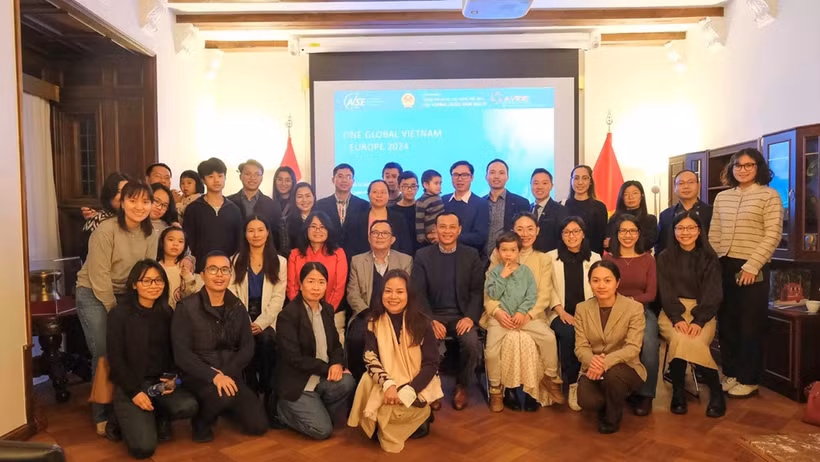 Vietnamese experts and scientists living in Denmark, Norway, Sweden and France pose for a photo (Photo: baoquocte.vn)