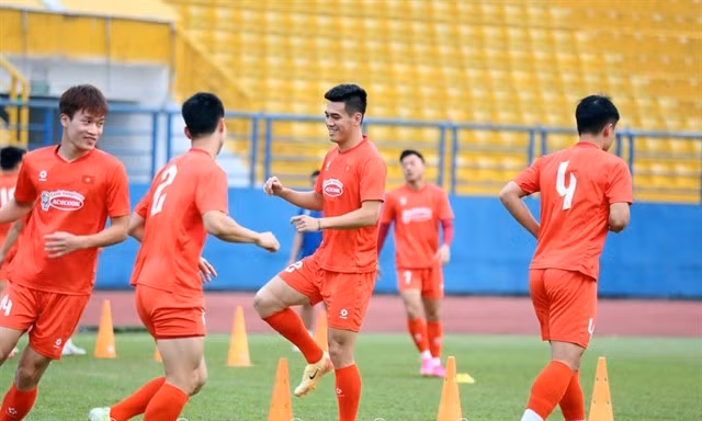 Nguyen Tien Linh (centre) and teammates at their training on March 24. Linh will take charge of Vietnam's front line against Laos in their 2027 Asian Cup qualification match on March 25. (Photo: VFF)
