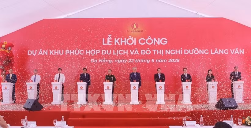 Permanent Deputy Prime Minister Nguyen Hoa Binh, Vice Chairman of the National Assembly Nguyen Duc Hai and delegates at the groundbreaking ceremony of the Lang Van tourism and resort complex in Da Nang city. (Photo: VNA)
