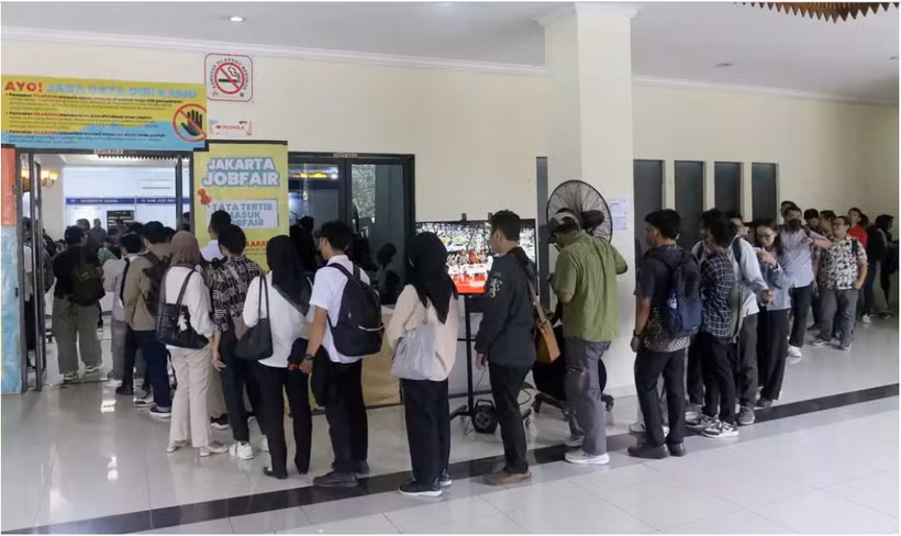 The long queue at the 2025 Jakarta Job Fair in South Jakarta on July 16, 2025. (Photo: jakartaglobe.id)