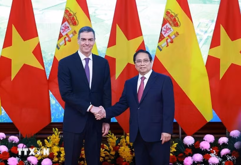 Prime Minister Pham Minh Chinh (R) and his Spanish counterpart Pedro Sánchez at their talks in Hanoi on April 9. (Photo: VNA)