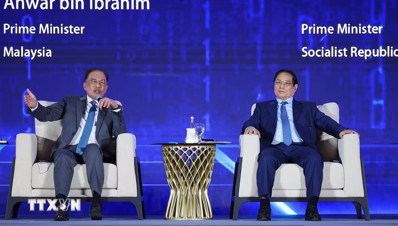 Prime Minister Pham Minh Chinh (R) and Malaysian Prime Minister Anwar Ibrahim participate in a high-level discussion session titled “The Intelligence Grid: Building Bridges Through Sovereign AI Collaboration” in Kuala Lumpur on May 28. (Photo: VNA)