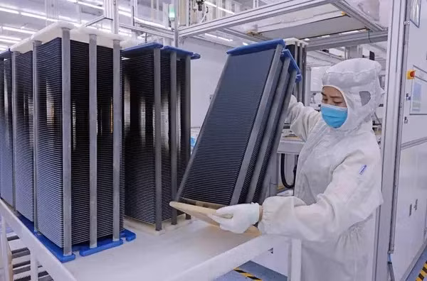 A Chinese factory produces solar panels in Thai Nguyen province (Photo: VNA)