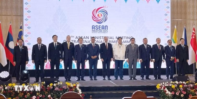 Vietnamese Minister of Public Security Gen. Luong Tam Quang (fifth, left), poses for a group photo with Malaysian Prime Minister Datuk Seri Anwar Ibrahim (centre) and delegates attending the meeting. (Photo: VNA)
