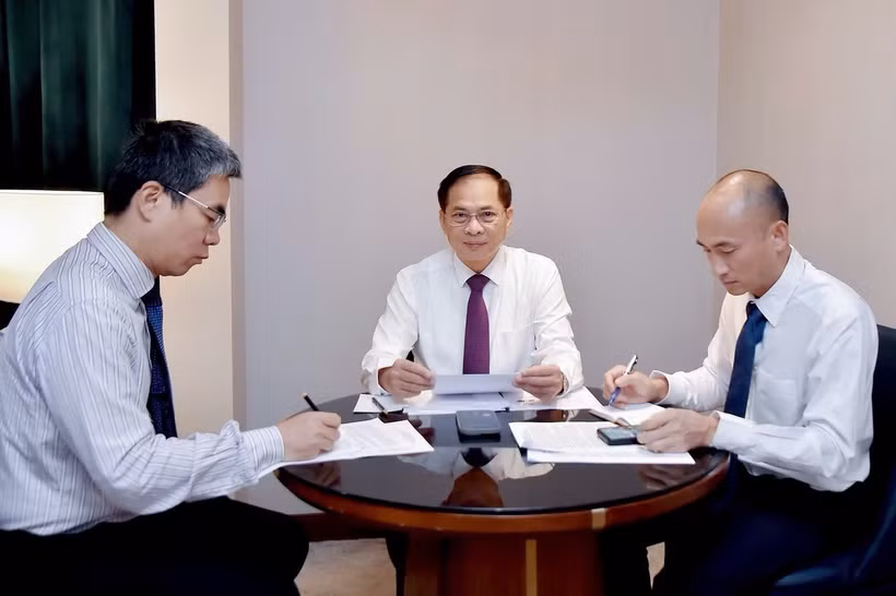 Deputy Prime Minister and Foreign Minister Bui Thanh Son (centre) holds phone talks with Foreign Minister of the Republic of Korea (RoK) Cho Hyun on August 6. (Photo: VNA)