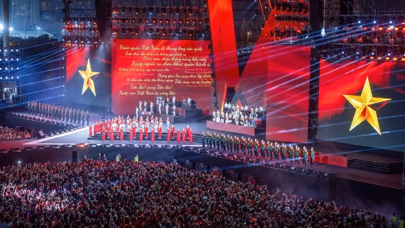 “To quoc trong tim” concert turns My Dinh National Stadium into a sea of red with more than 50,000 attendees (Photo: nhandan.vn)