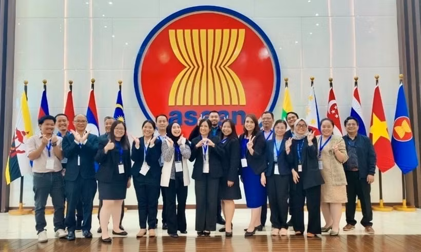 Representatives of Vietnam SPS Office and negotiators of other ASEAN countries posing for a photo in Indonesia (Photo: Vietnam SPS Office)