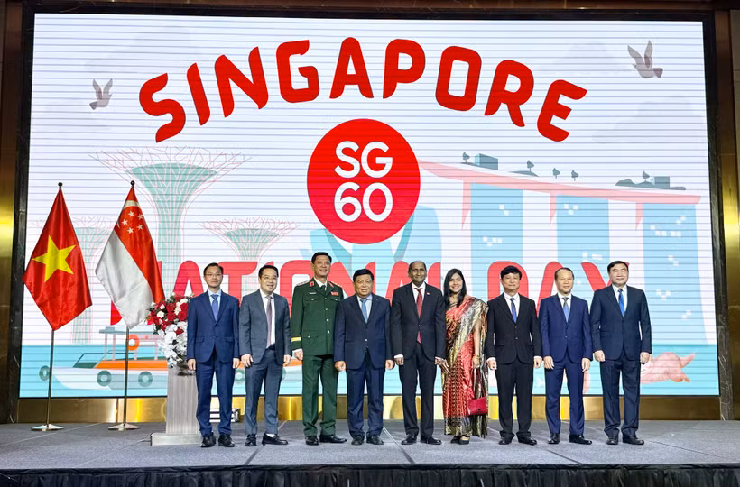 Deputy Prime Minister Nguyen Chi Dung (fourth, left) and other delegates pose for a group photo at the event. (Photo: baochinhphu.vn)