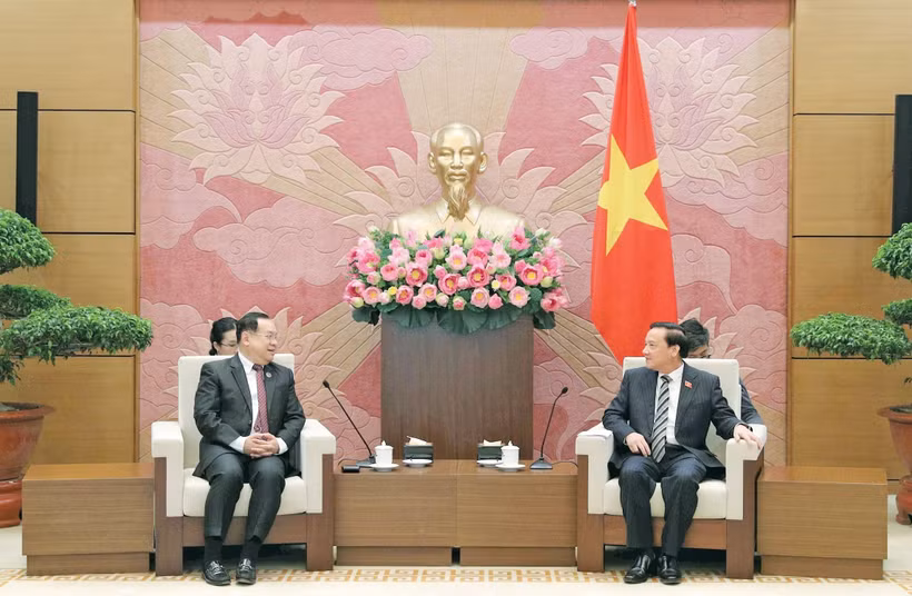 Vice Chairman of the National Assembly Nguyen Khac Dinh (right) meets with Chairman of the Lao National Assembly’s Committee for Foreign Affairs Sanya Praseuth in Hanoi on August 15. (Photo: daibieunhandan.vn)