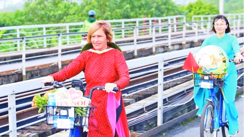 Stella Ciorra in a journey to promote Vietnamese ao dai (Photo: VNA)