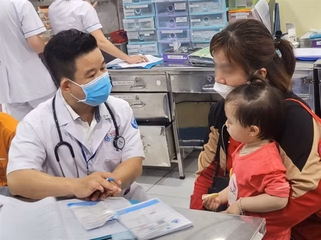 A doctor examines a child during a medical check-up in HCM City. (Photo: VNA)