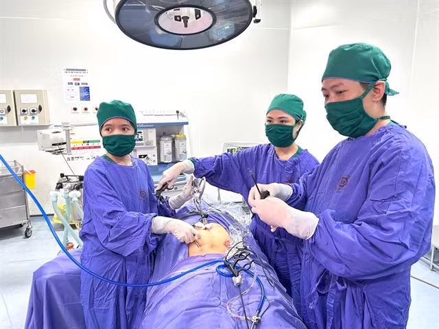 Doctors at Quang Ninh General Hospital conduct laparoscopic surgery to save Philippine patient with a ruptured ectopic pregnancy. (Photo: Quang Ninh General Hospital)