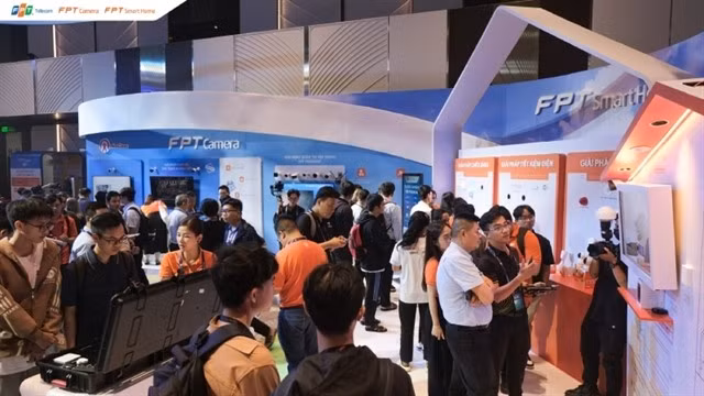 At FPT kiosk during a tech expo in HCM City (Photo: VNA)
