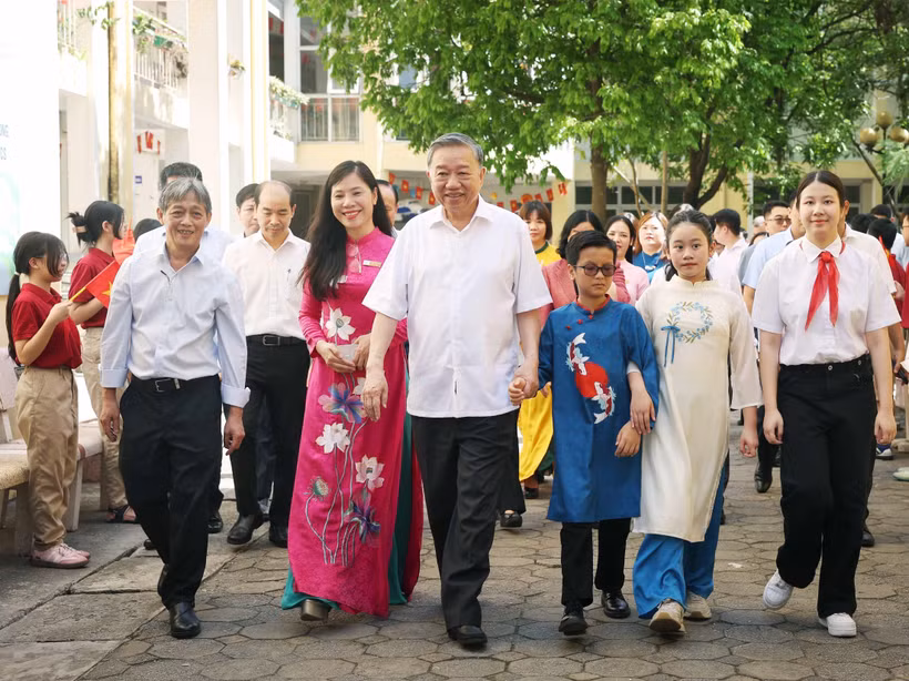 Party General Secretary To Lam on June 1 visits Nguyen Dinh Chieu Secondary School and Xa Dan Secondary School - two schools for students with disabilities in Hanoi on the occasion of International Children's Day. (Photo: VNA)