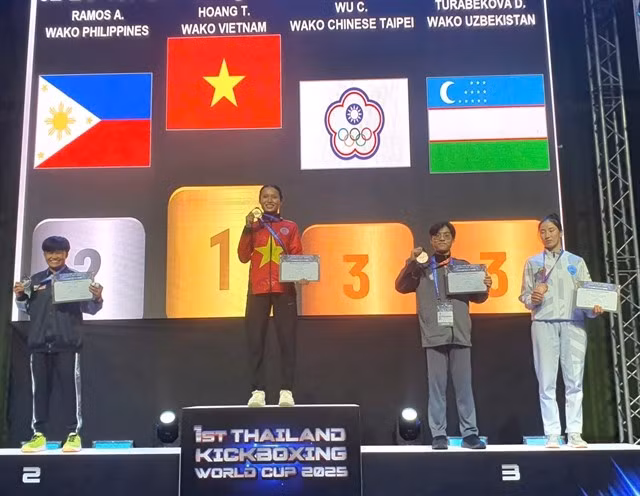 Hoang Thi Thuy Giang of Vietnam on top of the women's 50kg light contact event of the Kickboxing World Cup in Thailand (Photo: VNA)