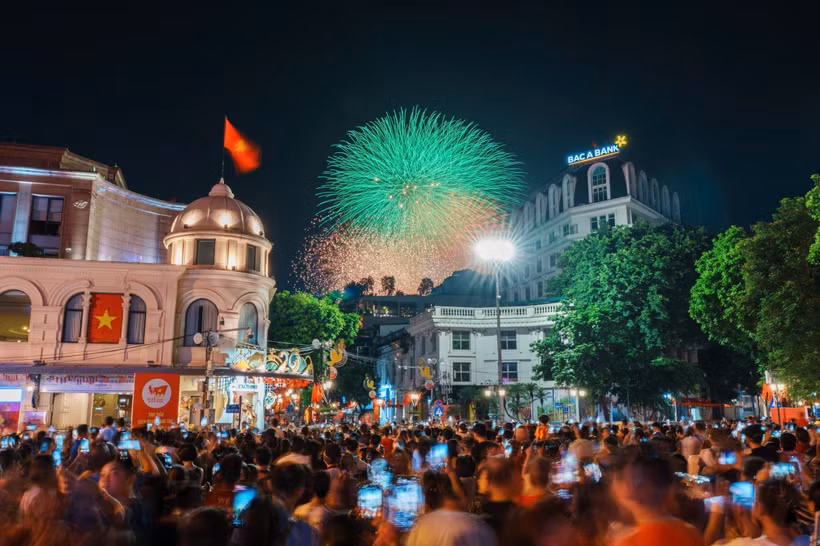 People in the capital enjoy a spectacular fireworks display over Hoan Kiem Lake to celebrate the 80th National Day on September 2. (Photo: VNA)
