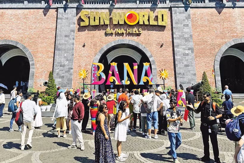 Visitors to Sun World Ba Na Hills in Da Nang (Photo: baodautu.vn)