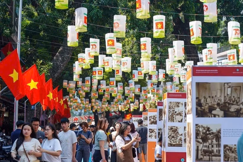 Festivals contribute to introducing and promoting destinations, products, services, and tourism gifts of Hanoi. (Photo: VNA).