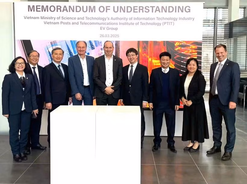 Chairman of the National Assembly’s Committee for Science, Technology and Environment Le Quang Huy (third from left) and Deputy Minister of Science and Technology Bui Hoang Phuong (fourth from right) witness the signing of a Memorandum of Understanding (MoU) between the units (Photo: Ministry of Science and Technology)