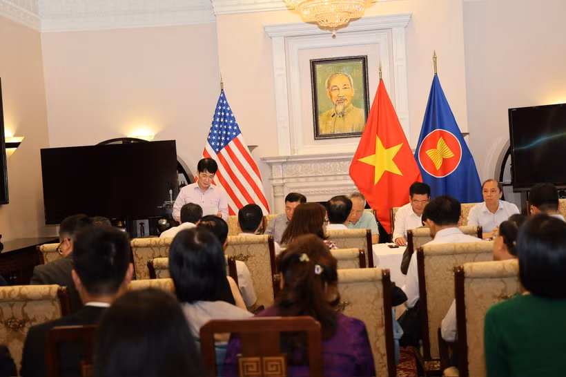 MoIT Minister Nguyen Hong Dien, who is also head of the Government negotiation team, chairs a meeting with team members and representatives from relevant agencies before the first negotiation round. (Photo: moit.gov.vn)