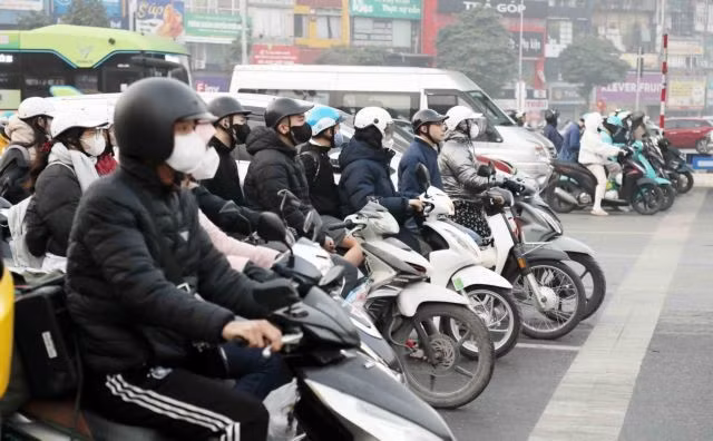 Drivers in Hanoi adhering to traffic light regulations on January 1. (Photo: VNA)