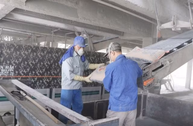 Cement production at La Hien Cement Joint Stock Company. (Photo: VNA)