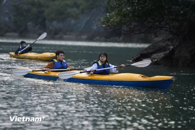 Tourists go kayaking in Ha Long Bay (Photo: VNA)