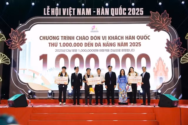 Da Nang holds a ceremony to welcome the one millionth Korean visitor in the city in 2025. (Photo courtesy of Da Nang's Tourism Promotion Centre)