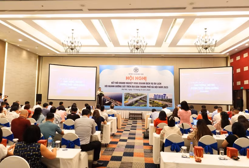 An overview of the meeting between tourism service businesses and the railway sector in Hanoi on August 13 (Photo: VNA)