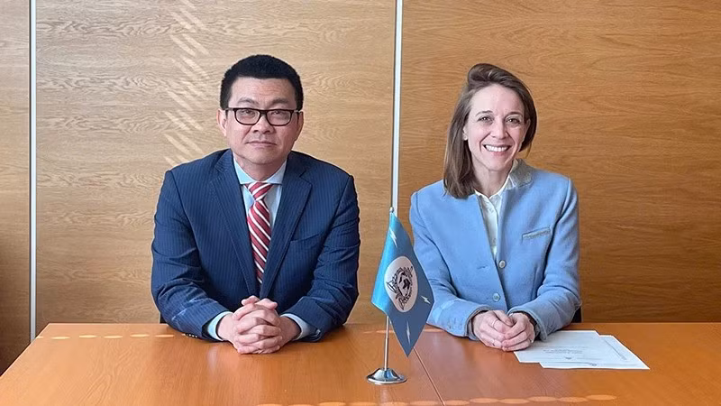 Ambassador Vu Le Thai Hoang, Permanent Representative of Vietnam to the United Nations (L) and Head of the Interpol’s Permanent Observer Office to the UN Floriane Bacconnier. (Photo: VNA)