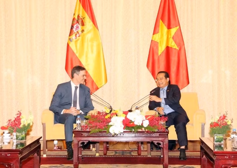 Chairman of the Ho Chi Minh City People's Committee Nguyen Van Duoc (right) and Spanish Prime Minister Pedro Sanchez (Photo: VNA)