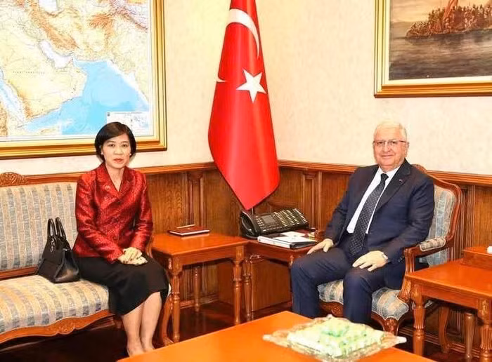 Vietnamese Ambassador to Türkiye Dang Thi Thu Ha (L) and Turkish Minister of National Defence Yasar Guler (Photo: VNA)