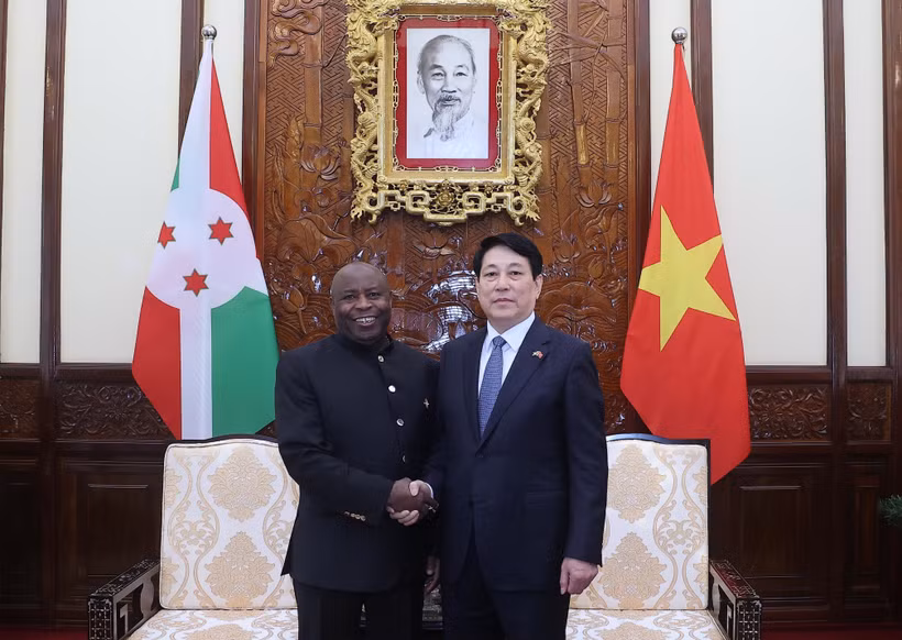 State President Luong Cuong (R) welcomes his visiting Burundian counterpart Evariste Ndayishimiye in Hanoi on April 4 (Photo: VNA)