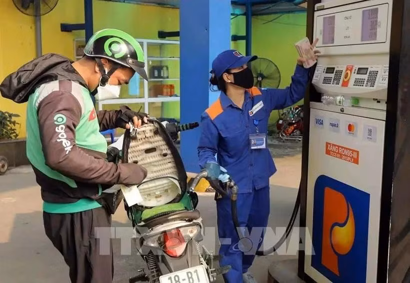 Fuel prices rise from 3:00 pm on August 28. (Photo: VNA)