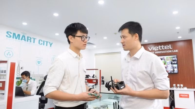 Viettel engineers discuss technology solution development. (Photo: nhandan.vn)