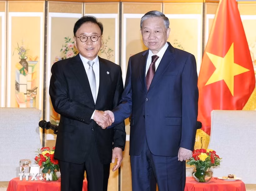 Party General Secretary To Lam (R) meets with former Honorary Consul General of Vietnam to the Republic of Korea (RoK) Park Soo Kwan (Photo: VNA)