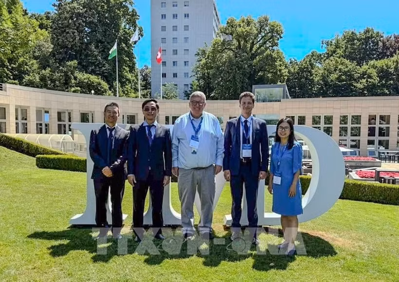 Minister Counsellor Pham Quang Huy, deputy head of Vietnam's Permanent Mission to Geneva and representatives of St. Gallen Endowment. (Photo: VNA)
