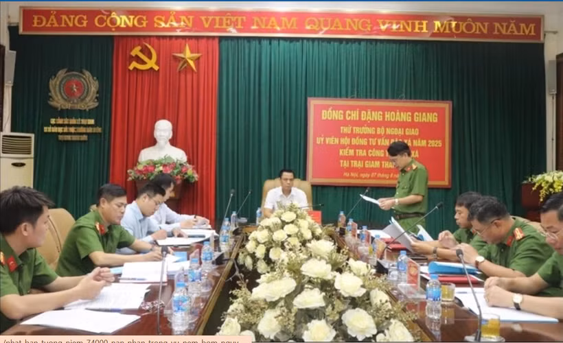 Deputy Foreign Minister Dang Hoang Giang, a member of the 2025 Amnesty Advisory Council (second phase), on August 7 has a working session with managers and staff of Thanh Xuan Prison in Hanoi. (Photo: VNA)